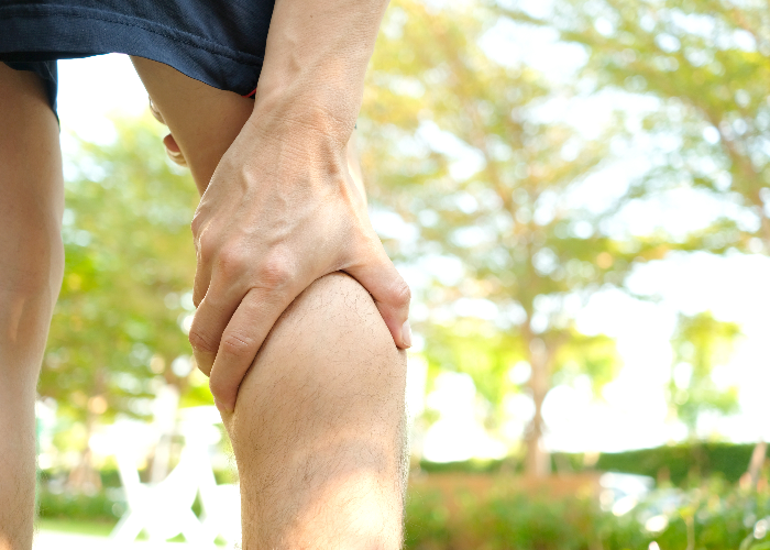 Persona con difficoltà a camminare a causa di uno strappo dei muscoli del polpaccio. Persona con difficoltà a camminare a causa di uno strappo dei muscoli del polpaccio.